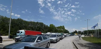 Προμαχώνας: Κίνηση με ατελείωτες ουρές αυτοκινήτων – Πέρασαν πάνω από 80.000 τουρίστες σε μια μέρα